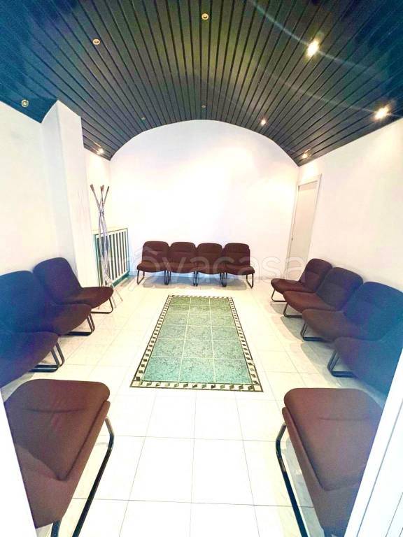 negozio in vendita a Roma in zona Cinecittà