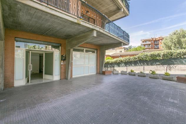 locale commerciale in vendita a Roma in zona Tomba di Nerone