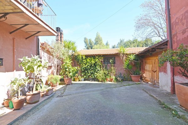 appartamento in vendita a Roma in zona Ardeatino