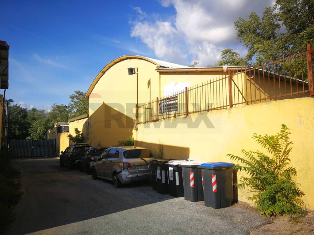 locale commerciale in vendita a Roma in zona Ponte Mammolo