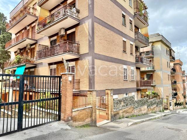 appartamento in vendita a Roma in zona Colle del Sole
