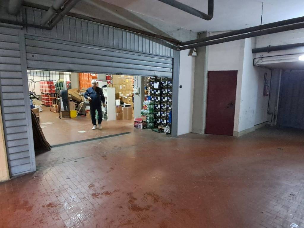 locale commerciale in vendita a Roma in zona Appio Claudio