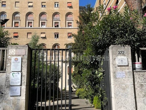 appartamento in vendita a Roma in zona Ostiense