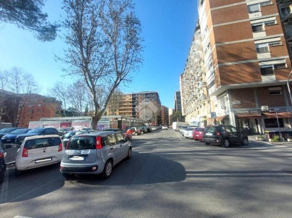 negozio in vendita a Roma in zona Portuense