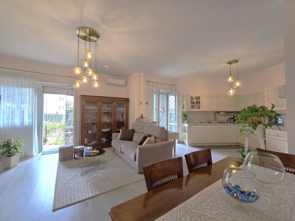 appartamento in vendita a Roma in zona Axa