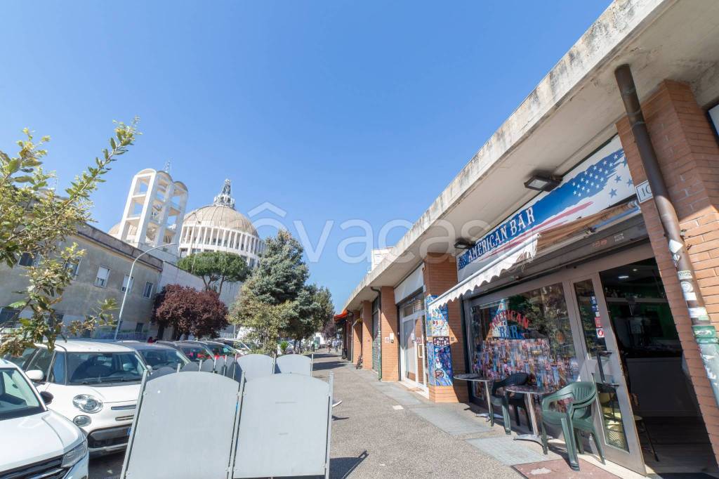 negozio in vendita a Roma in zona Don Bosco