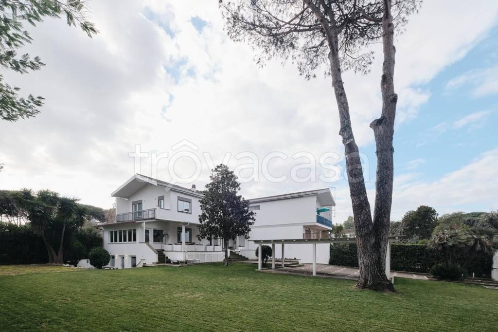 casa indipendente in vendita a Roma in zona Casal Palocco