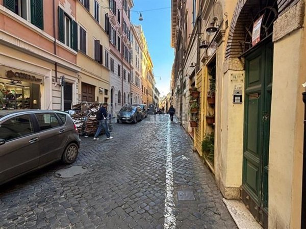locale commerciale in vendita a Roma in zona Rione Monti/Campitelli