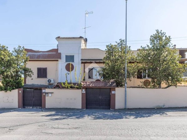 intera palazzina in vendita a Roma in zona Finocchio