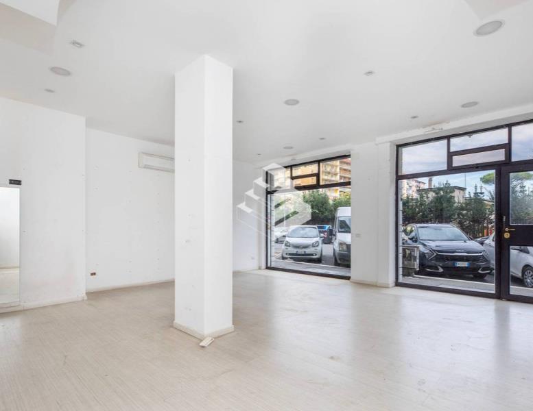 locale commerciale in vendita a Roma in zona Prenestino-Labicano