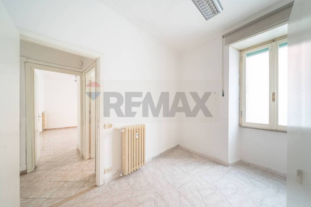 ufficio in vendita a Roma in zona Tuscolano