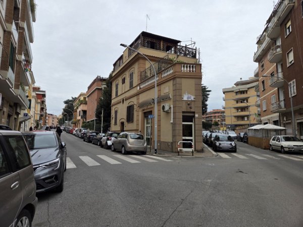 negozio in vendita a Roma in zona Appio Latino