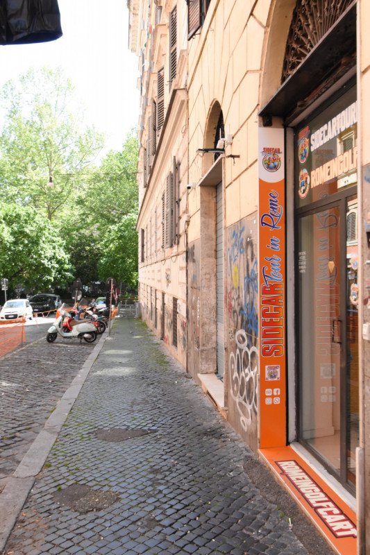 negozio in vendita a Roma in zona Trastevere