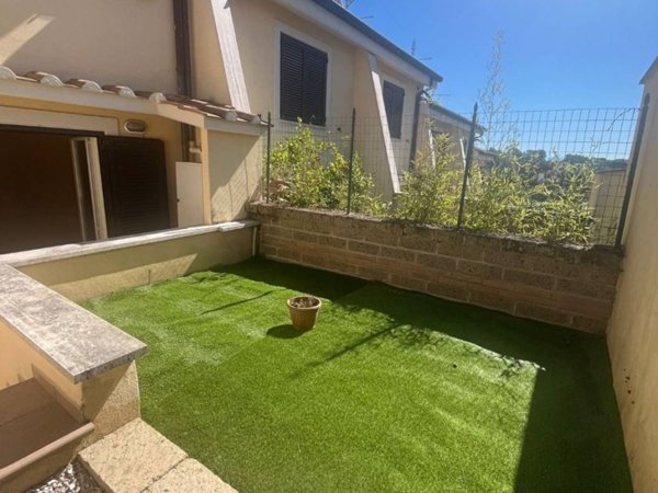 casa semindipendente in vendita a Roma in zona Valle Muricana