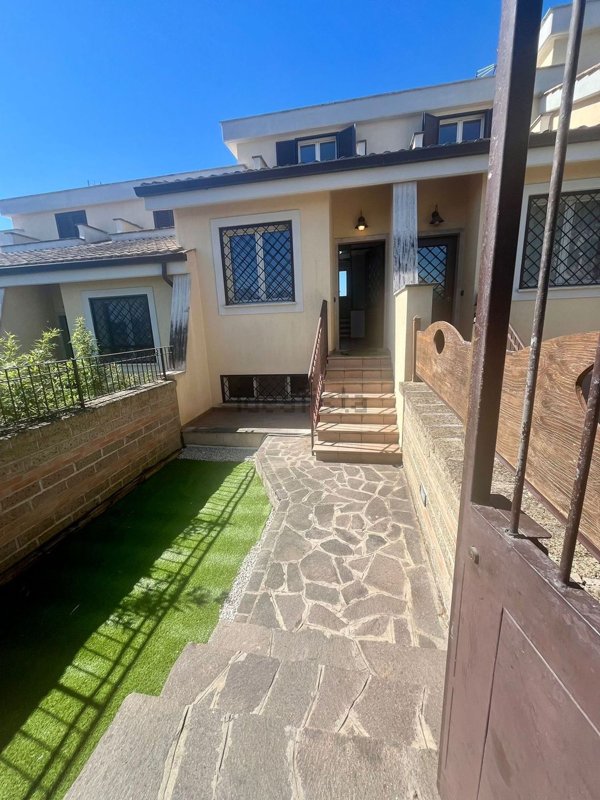 casa semindipendente in vendita a Roma in zona Valle Muricana