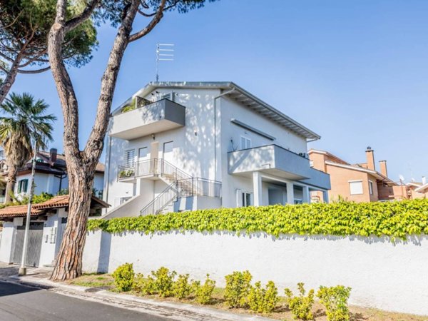 appartamento in vendita a Roma in zona Axa