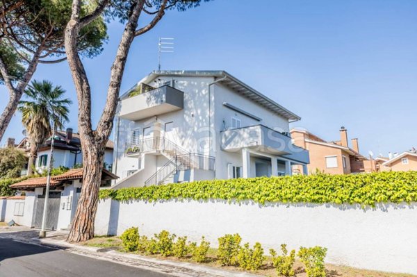 appartamento in vendita a Roma in zona Axa