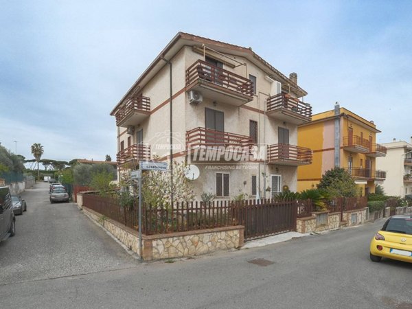 appartamento in vendita a Roma in zona Valle Muricana