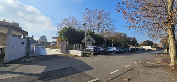 ufficio in vendita a Roma in zona Casal Morena