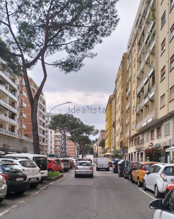 locale commerciale in vendita a Roma in zona Ostiense