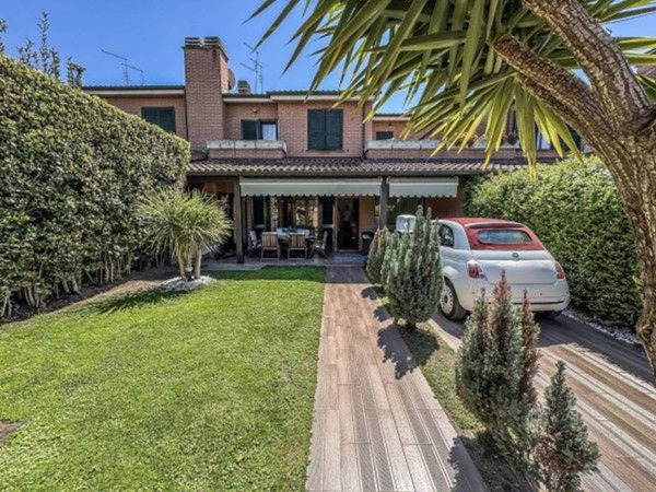 casa indipendente in vendita a Roma in zona Infernetto