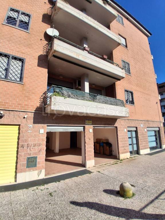 negozio in vendita a Roma in zona Castelverde