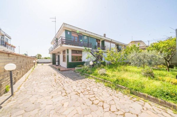 casa indipendente in vendita a Roma in zona Infernetto