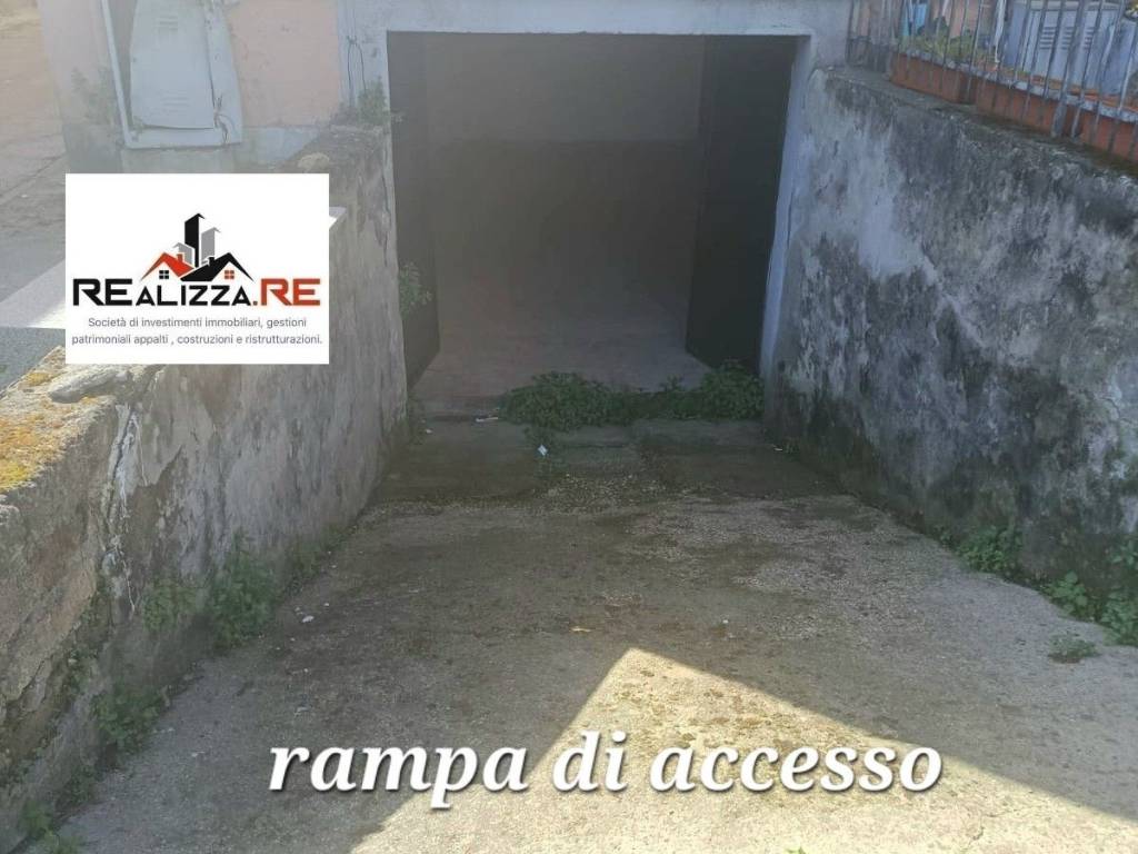 locale commerciale in vendita a Roma in zona Romanina