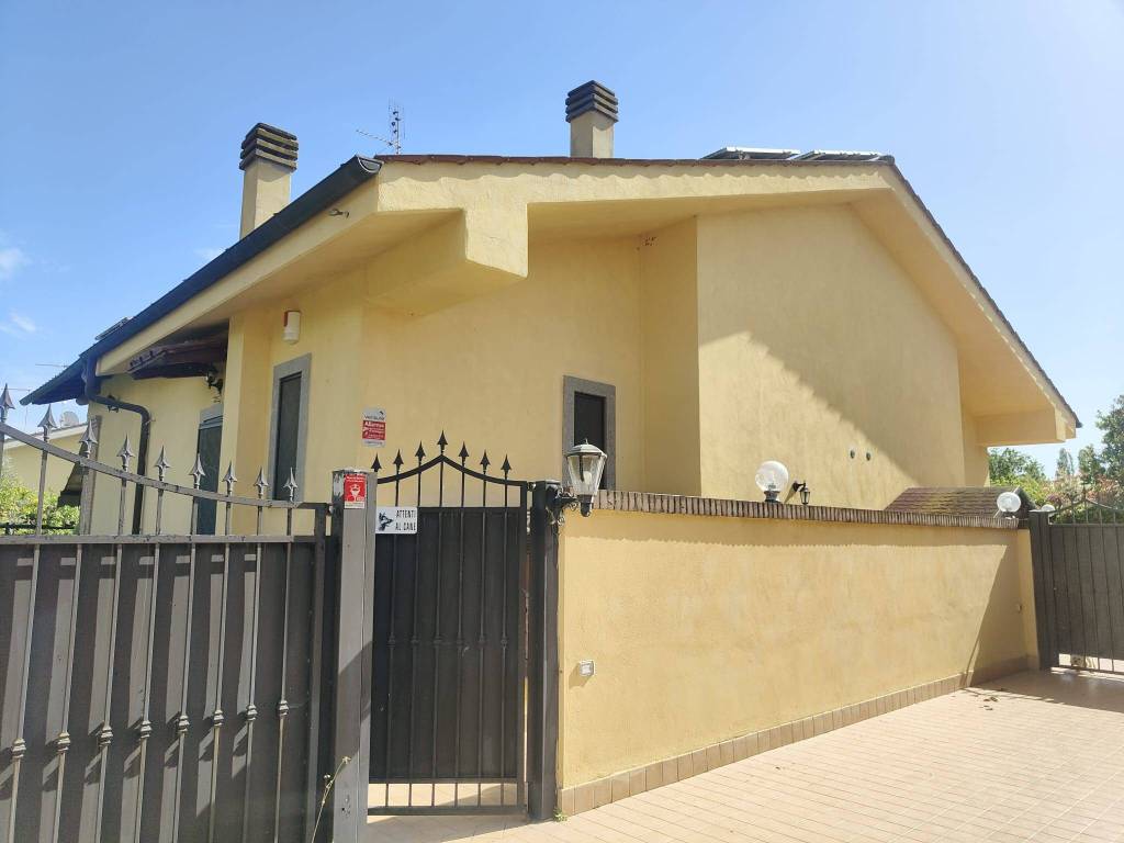 casa indipendente in vendita a Roma in zona Infernetto