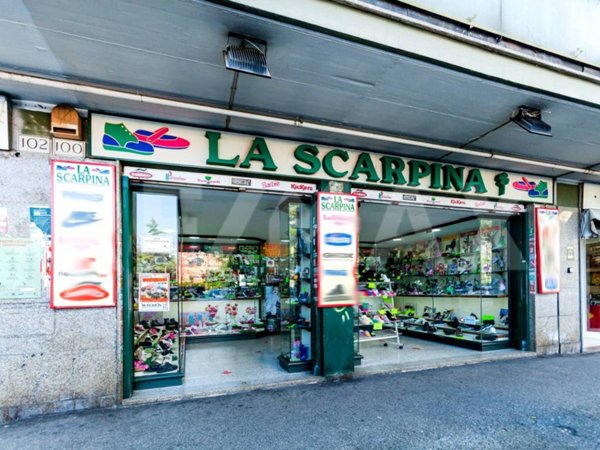 negozio in vendita a Roma in zona Finocchio