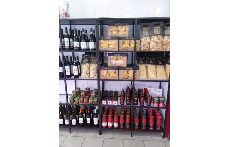 negozio in vendita a Roma in zona Ponte di Nona