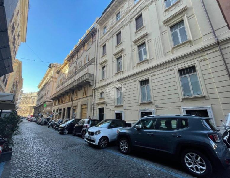 locale commerciale in vendita a Roma in zona Rione Prati