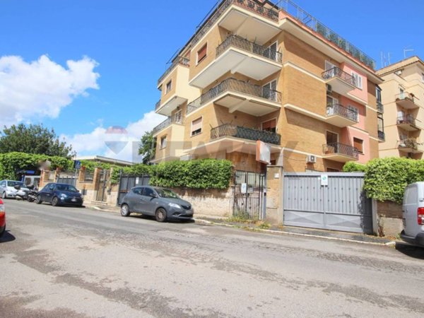 negozio in vendita a Roma in zona Appio Latino