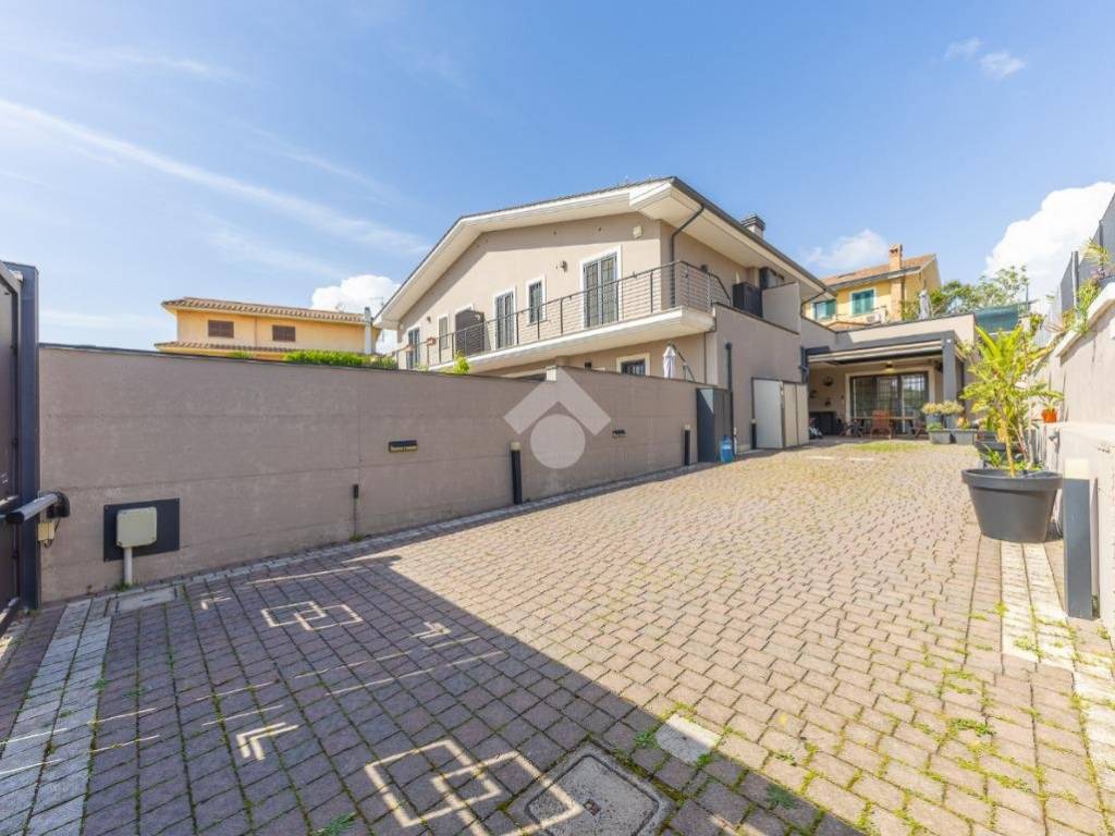 casa indipendente in vendita a Roma in zona Case Rosse