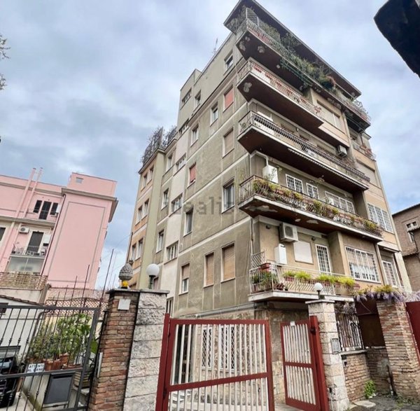 appartamento in vendita a Roma in zona Appio Latino