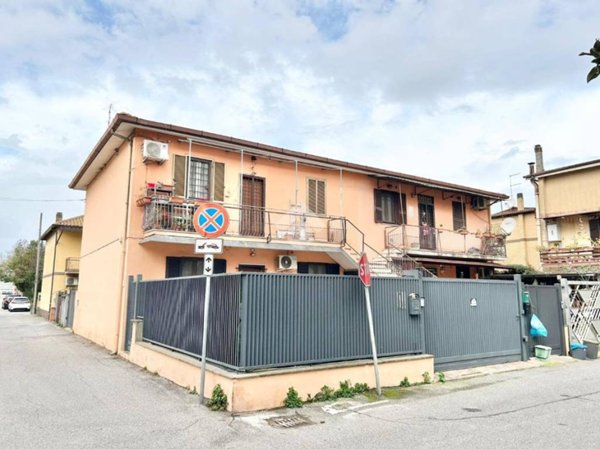 appartamento in vendita a Roma in zona Falcognana