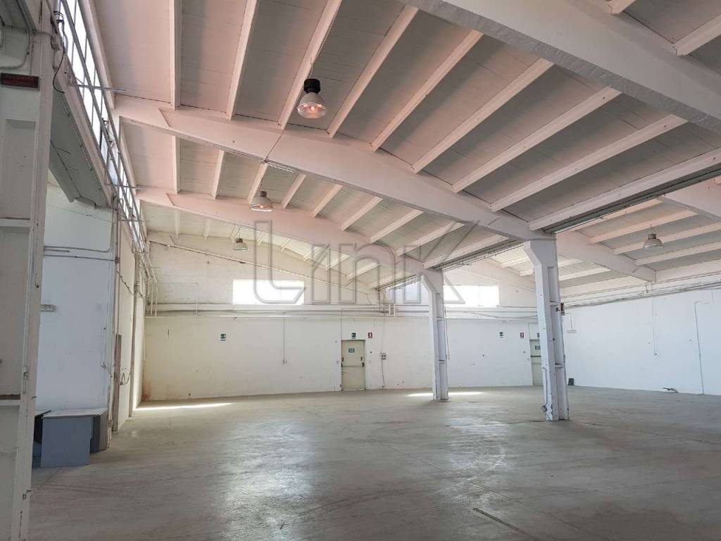 locale commerciale in vendita a Roma in zona Ponte Mammolo