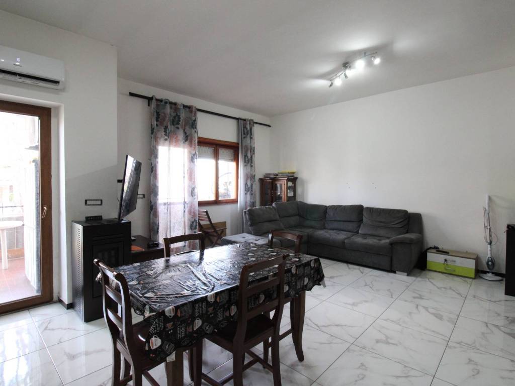 appartamento in vendita a Roma in zona Pantan Monastero