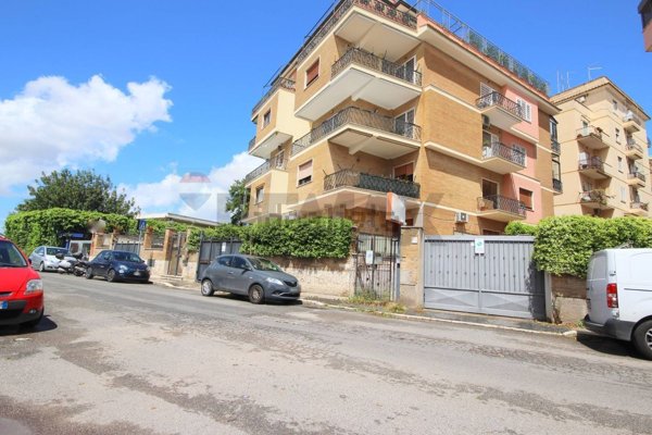 locale commerciale in vendita a Roma in zona Appio Latino