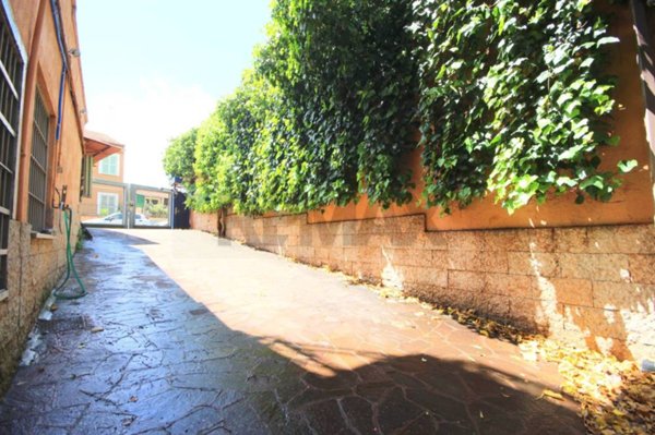 locale commerciale in vendita a Roma in zona Appio Latino
