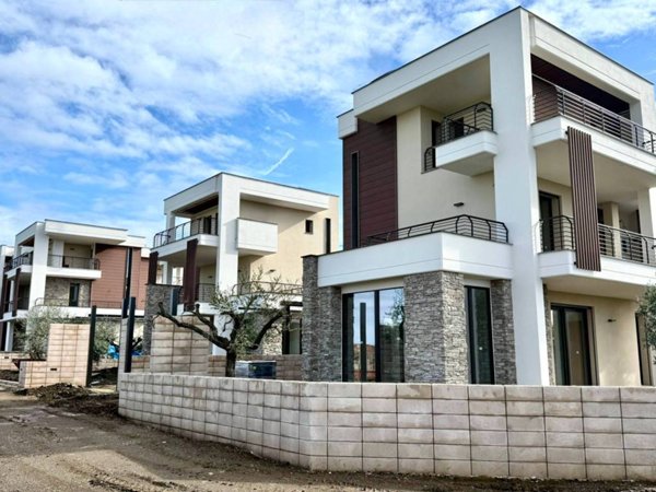 casa indipendente in vendita a Roma in zona Torre Gaia