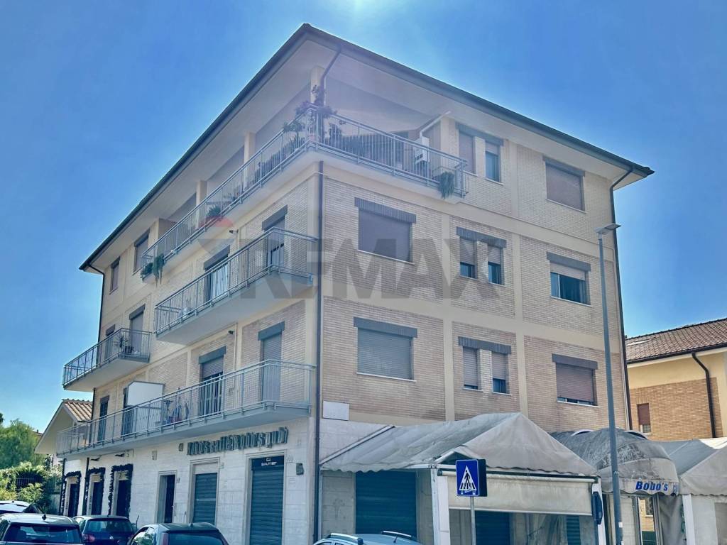 appartamento in vendita a Roma in zona Pantan Monastero