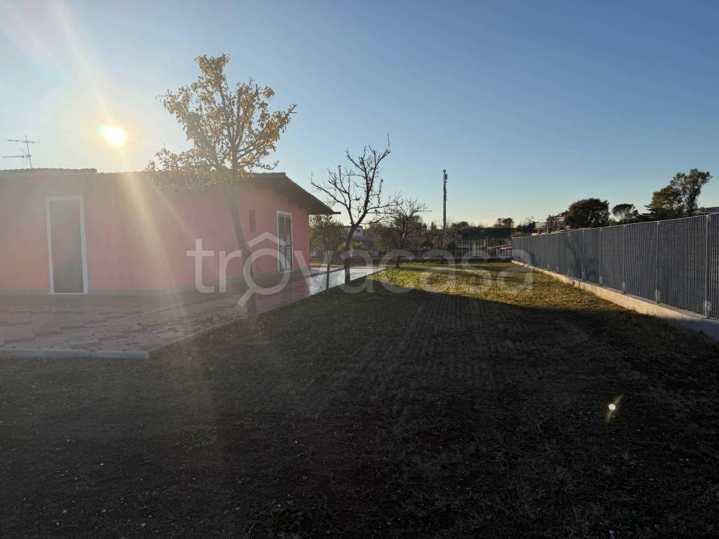 casa indipendente in vendita a Roma in zona Lunghezza