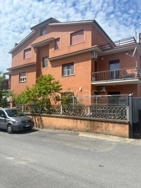 appartamento in vendita a Roma in zona Valle Muricana