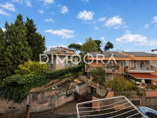 appartamento in vendita a Roma in zona Tomba di Nerone