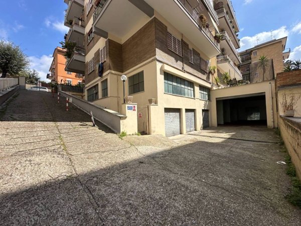 negozio in vendita a Roma in zona Primavalle