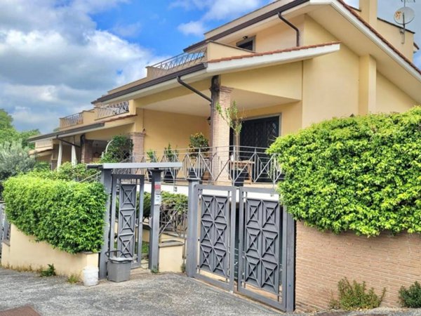 casa indipendente in vendita a Roma in zona Prima Porta