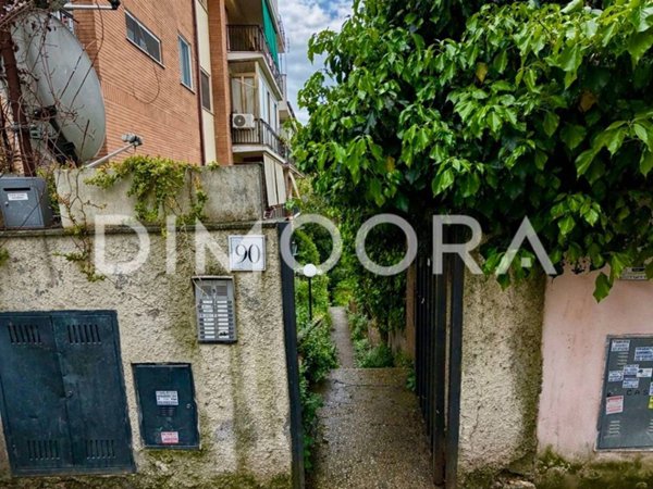 appartamento in vendita a Roma in zona Tomba di Nerone