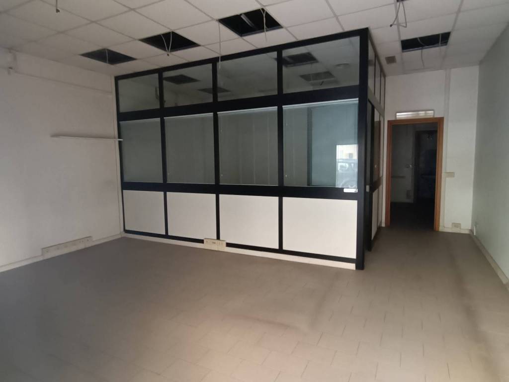 negozio in vendita a Roma in zona Acilia