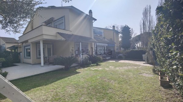 casa indipendente in vendita a Roma in zona Casal Palocco
